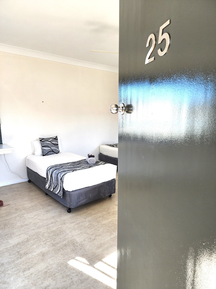 INVERELL MOTEL 23/26