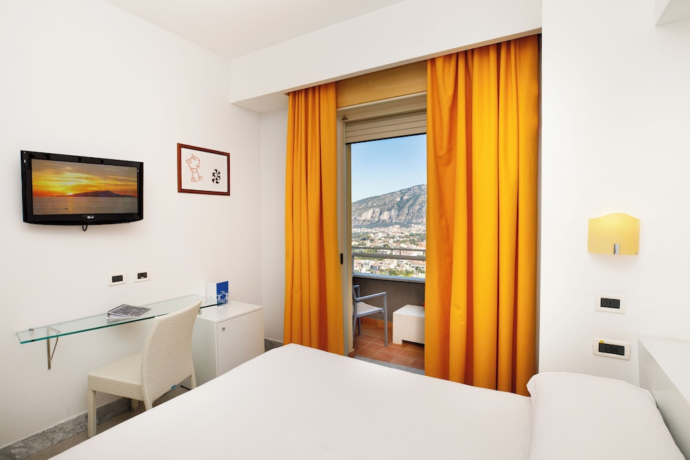 ROOM, DOUBLE BED
