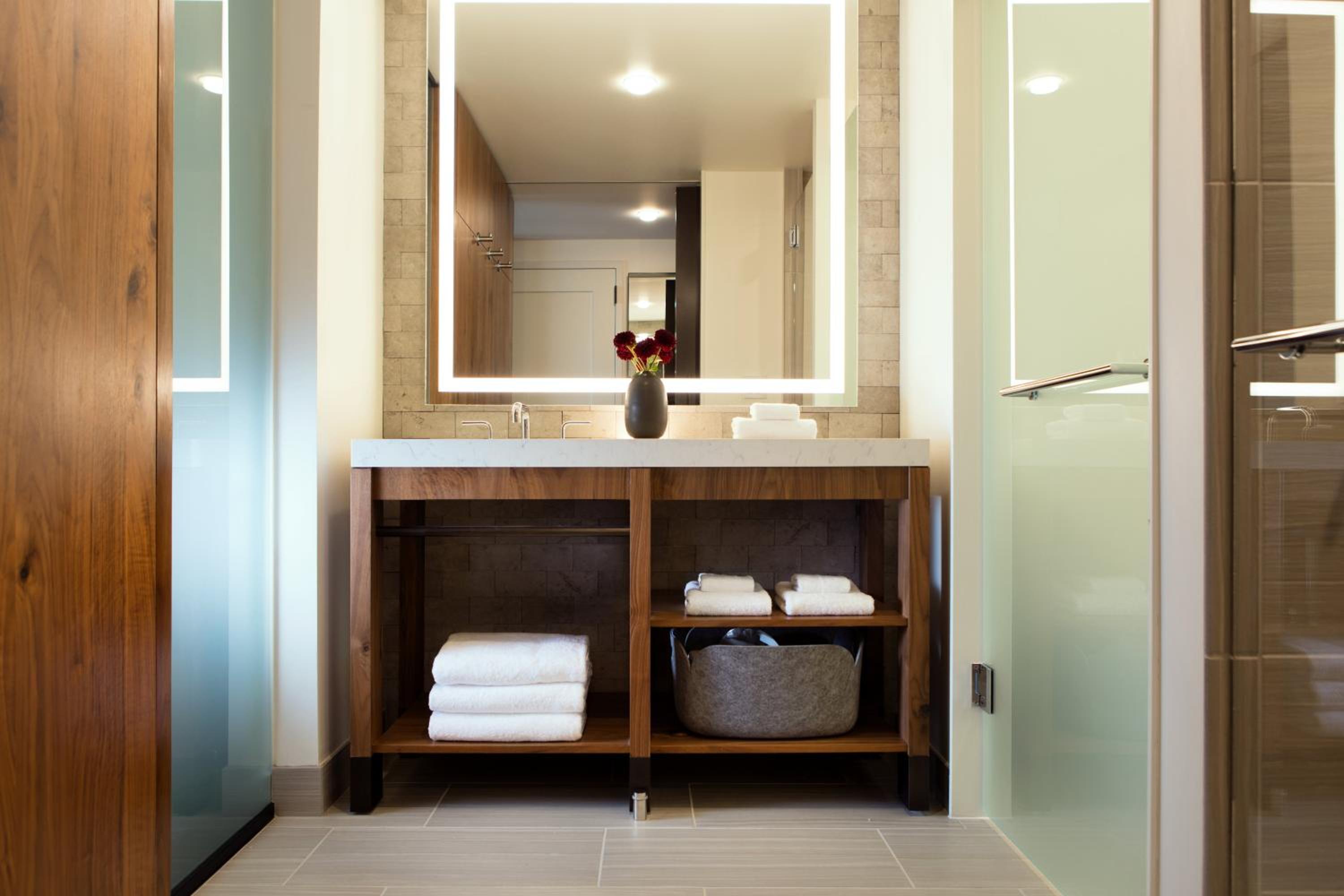 Essential, King Bed, Station View 5/7