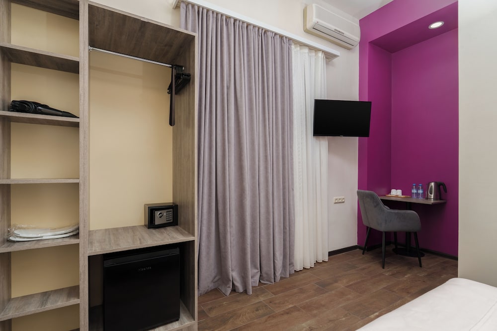 Elysium Gallery Hotel 65/74