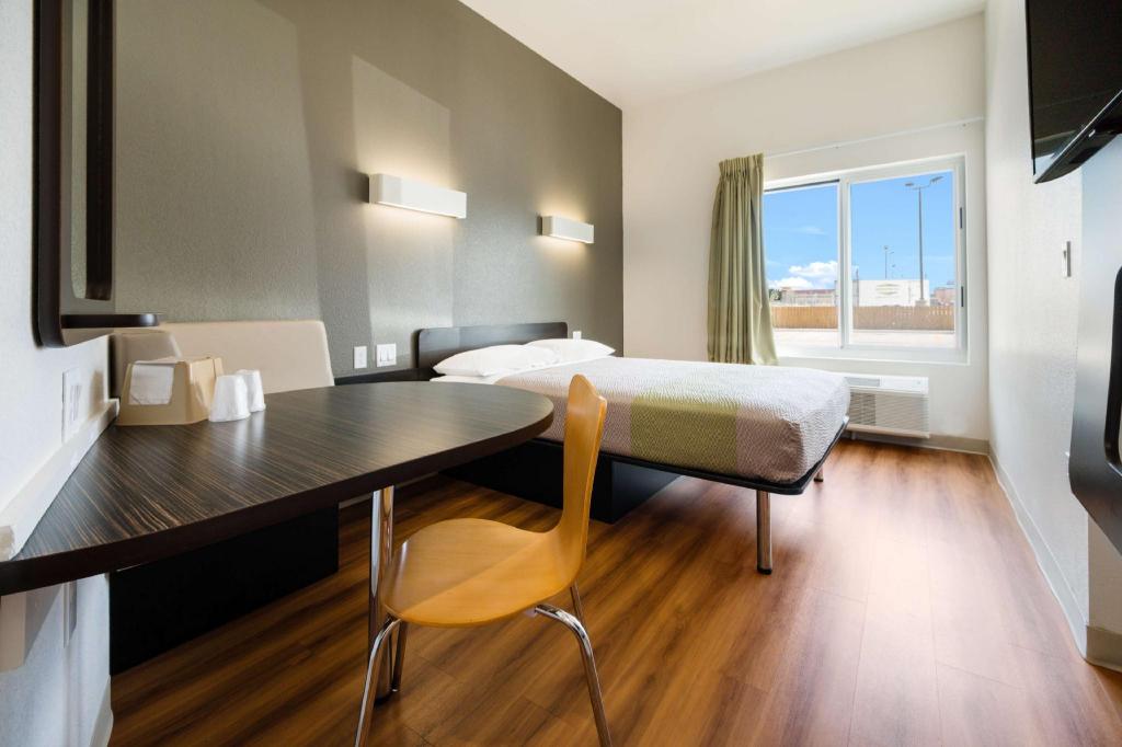 ROOM, QUEEN BED, ACCESSIBLE