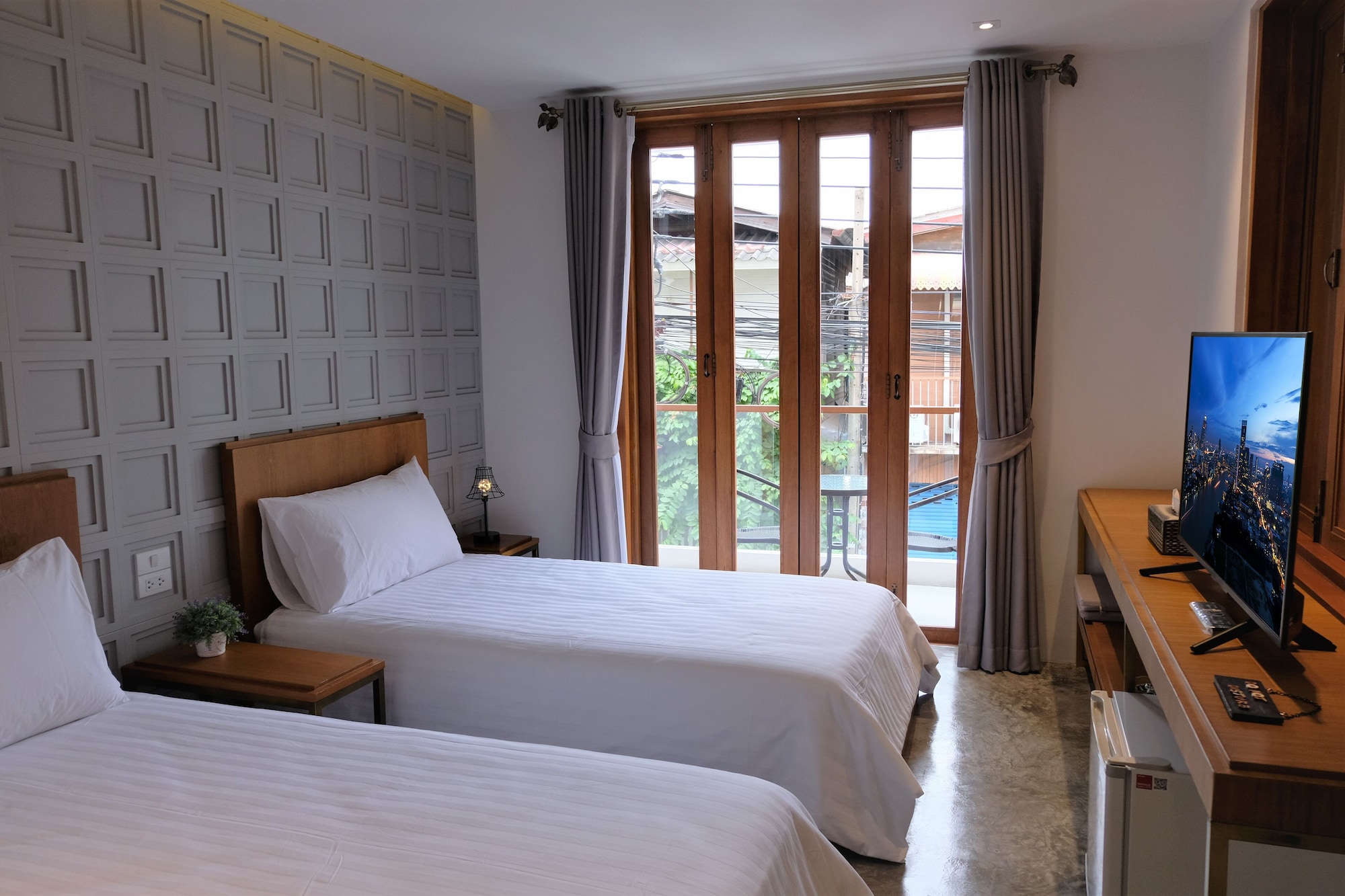 DELUXE, TWIN BEDS
