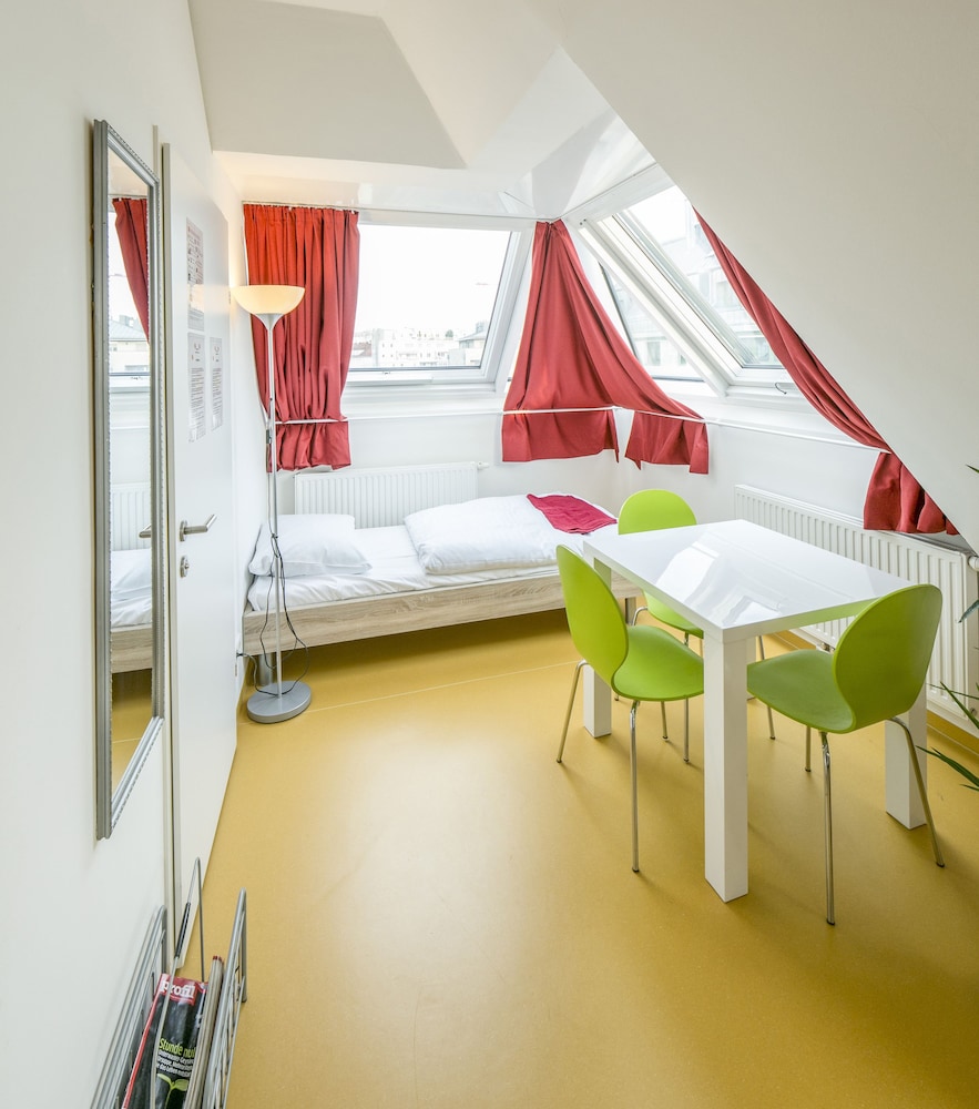 A T Holiday Hostel Wien 17/77