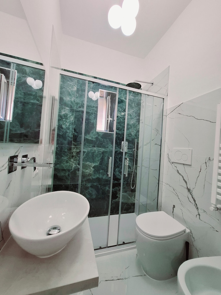 Rhome Sweet Rhome Suite 32/40