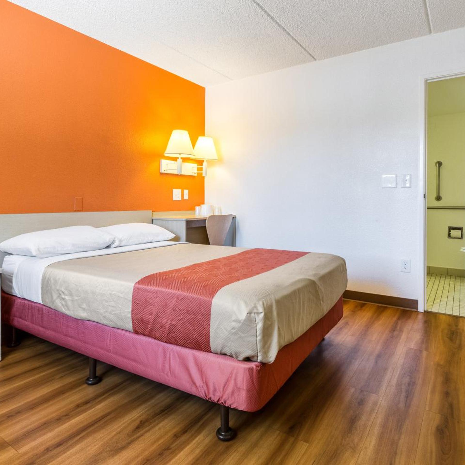 غرفة بسرير مزدوج لذوي الإعاقة، Motel6 Tempe, AZ – Phoenix Airport – Priest Dr 4/9