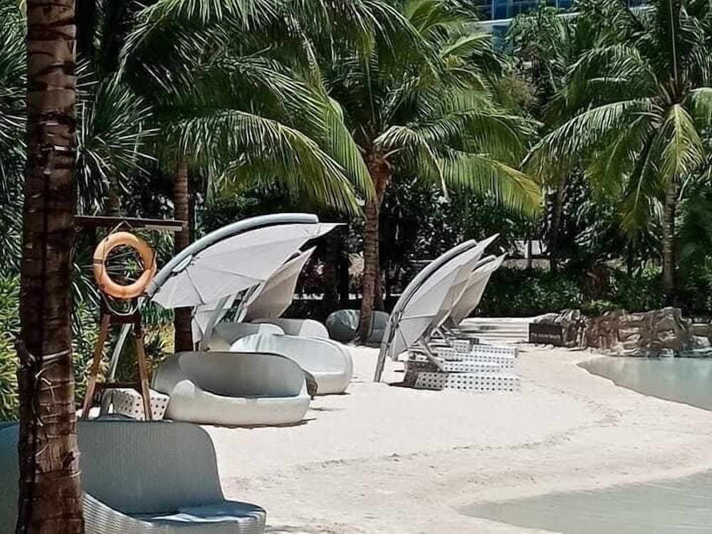 Azure Urban Resort By Adam's Crib 47/50