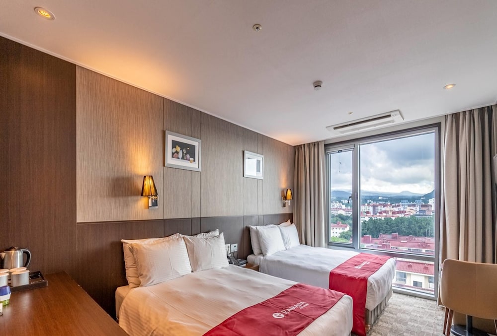 DELUXE, FAMILY, 2 DOUBLE BEDS