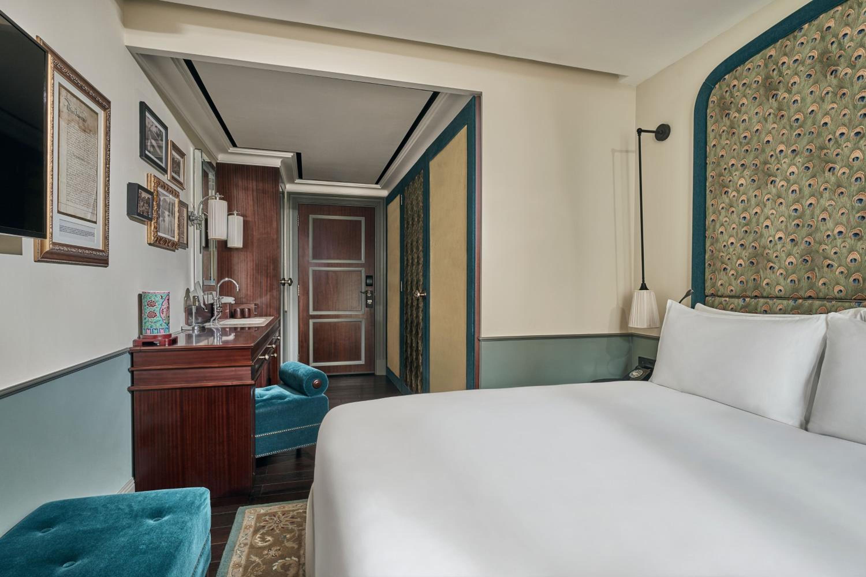 Colonial, Guest Room, Queen Bed