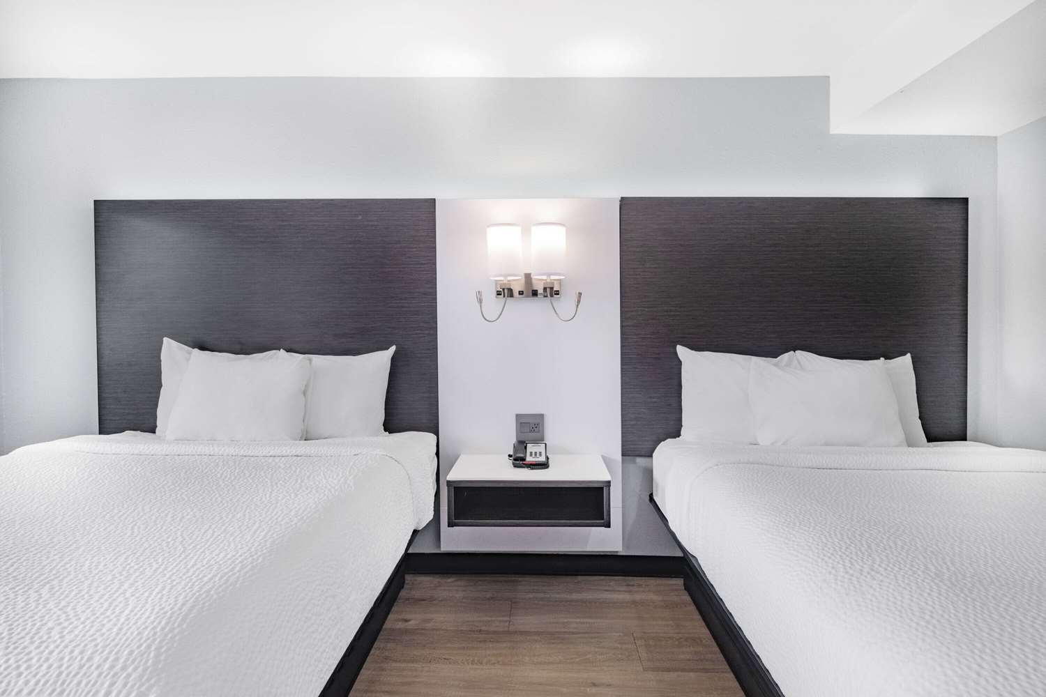 Days Inn and Suites By Wyndham Niagara Falls/Buffalo 11/40