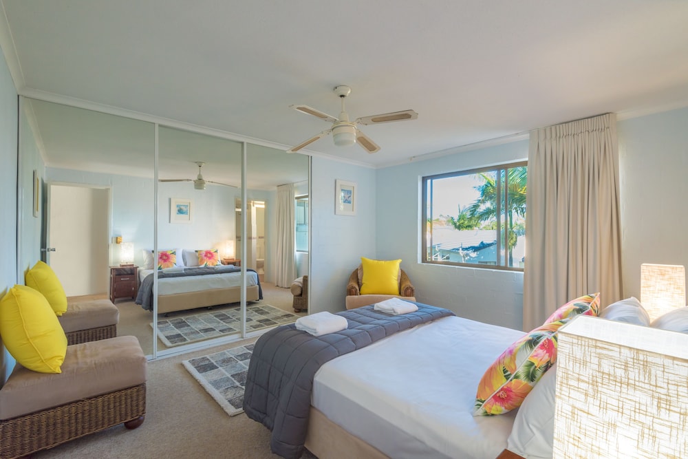 MUNNA BEACH APARTMENTS 9/66