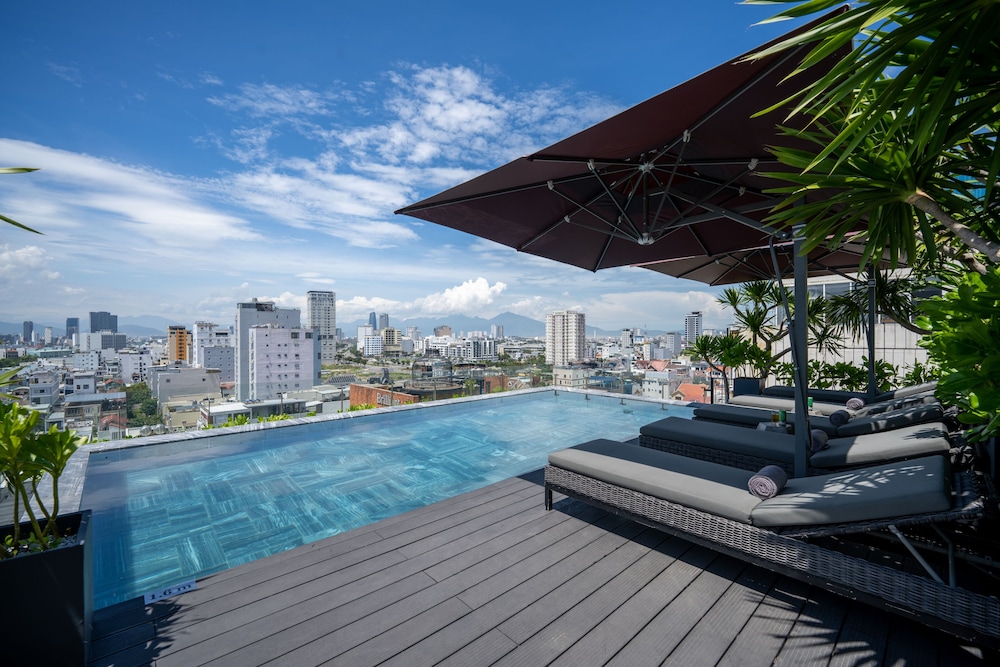Legend Boutique Hotel 64/69