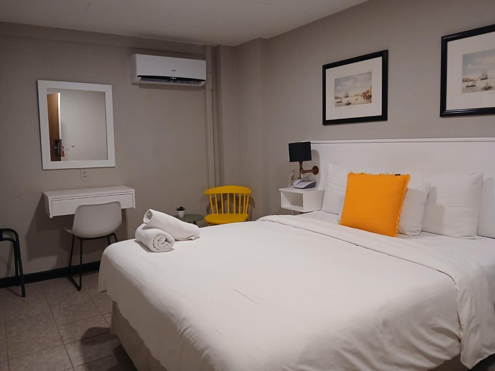 Budget, Queen Bed, No Window