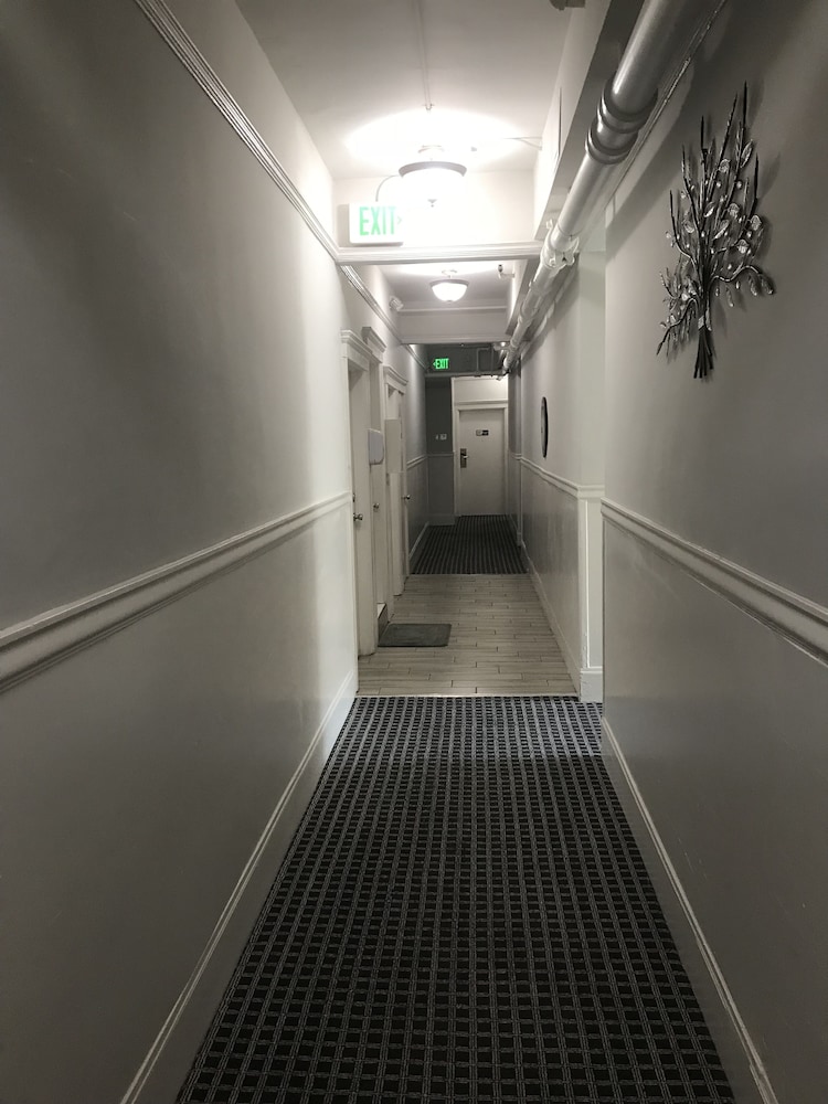 Warfield Hotel 29/32