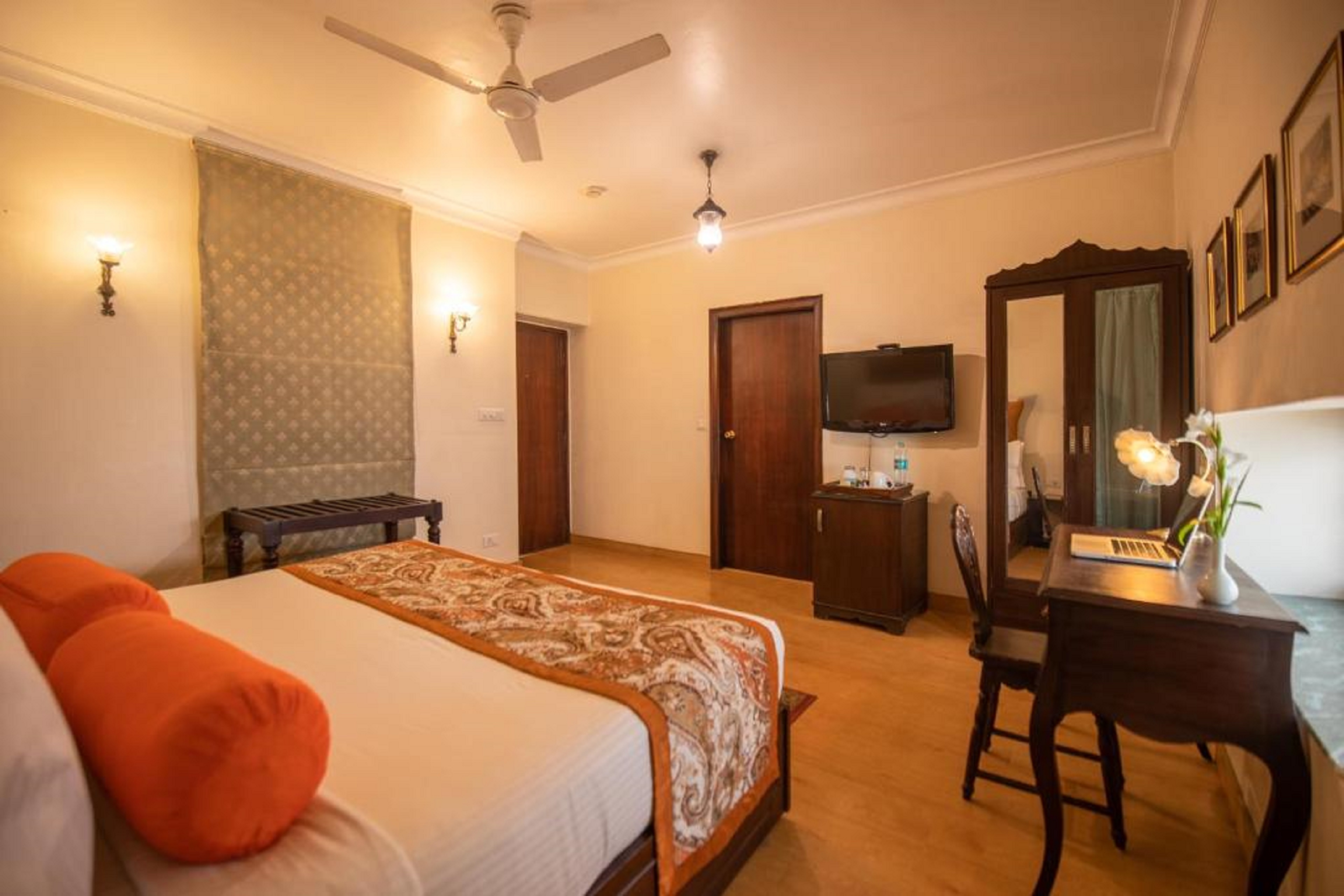 ROOM, RIVER VIEW