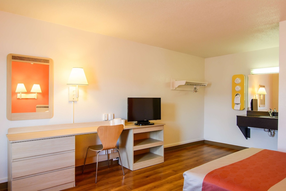 Motel6 Leominster, MA 33/43