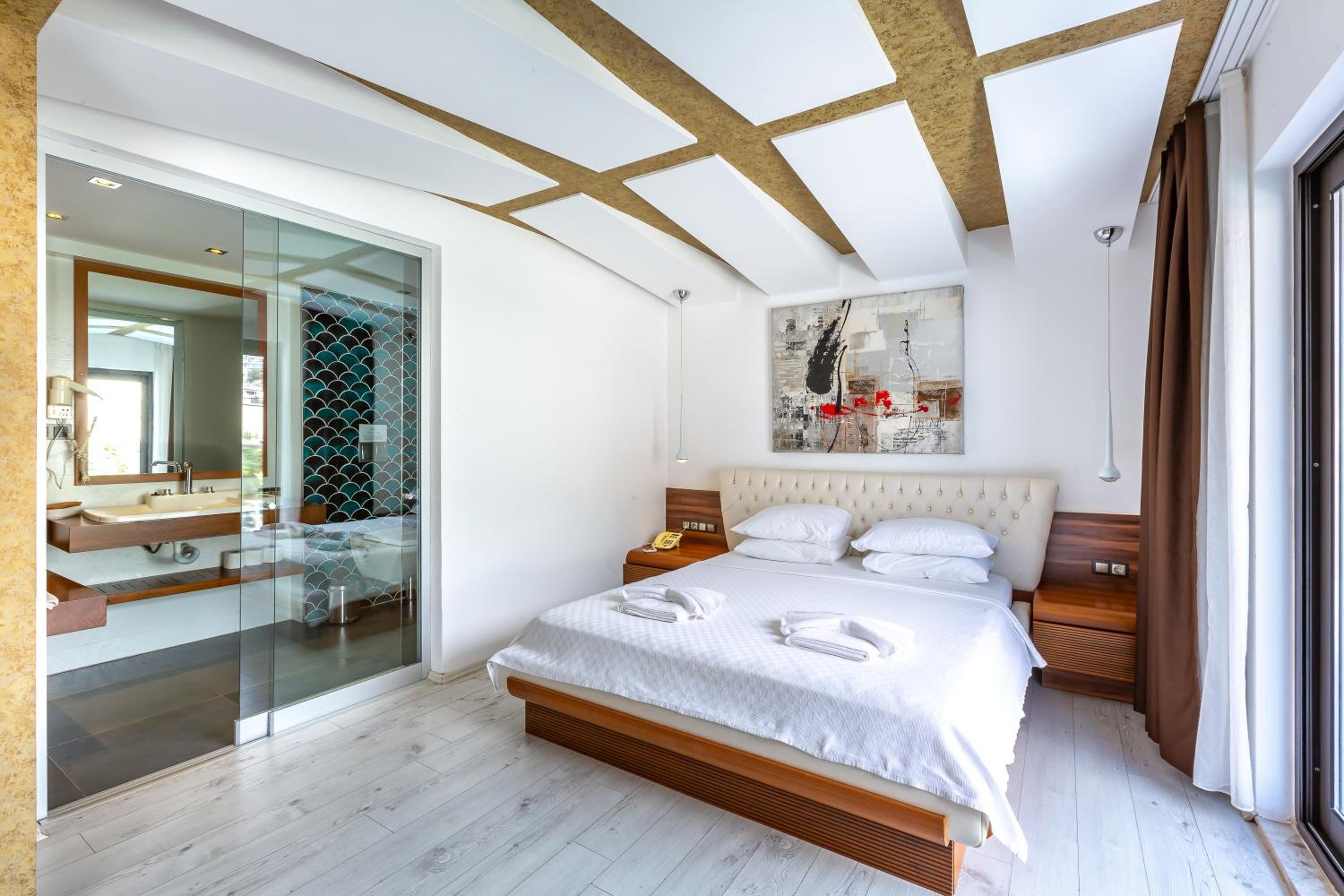 Deluxe, Double Bed, Lateral Side Sea View