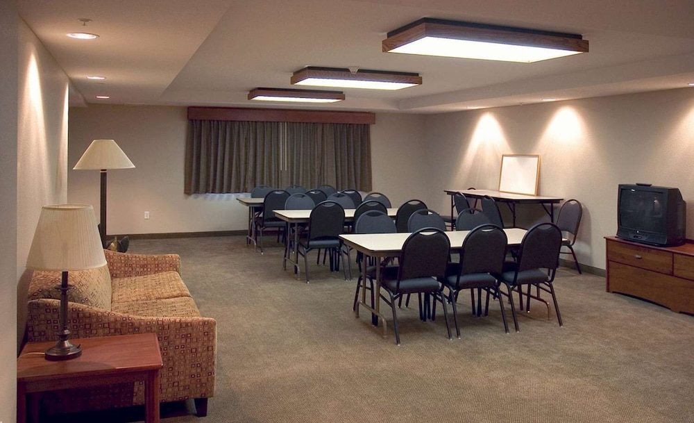 AmericInn by Wyndham Charlevoix 8/10