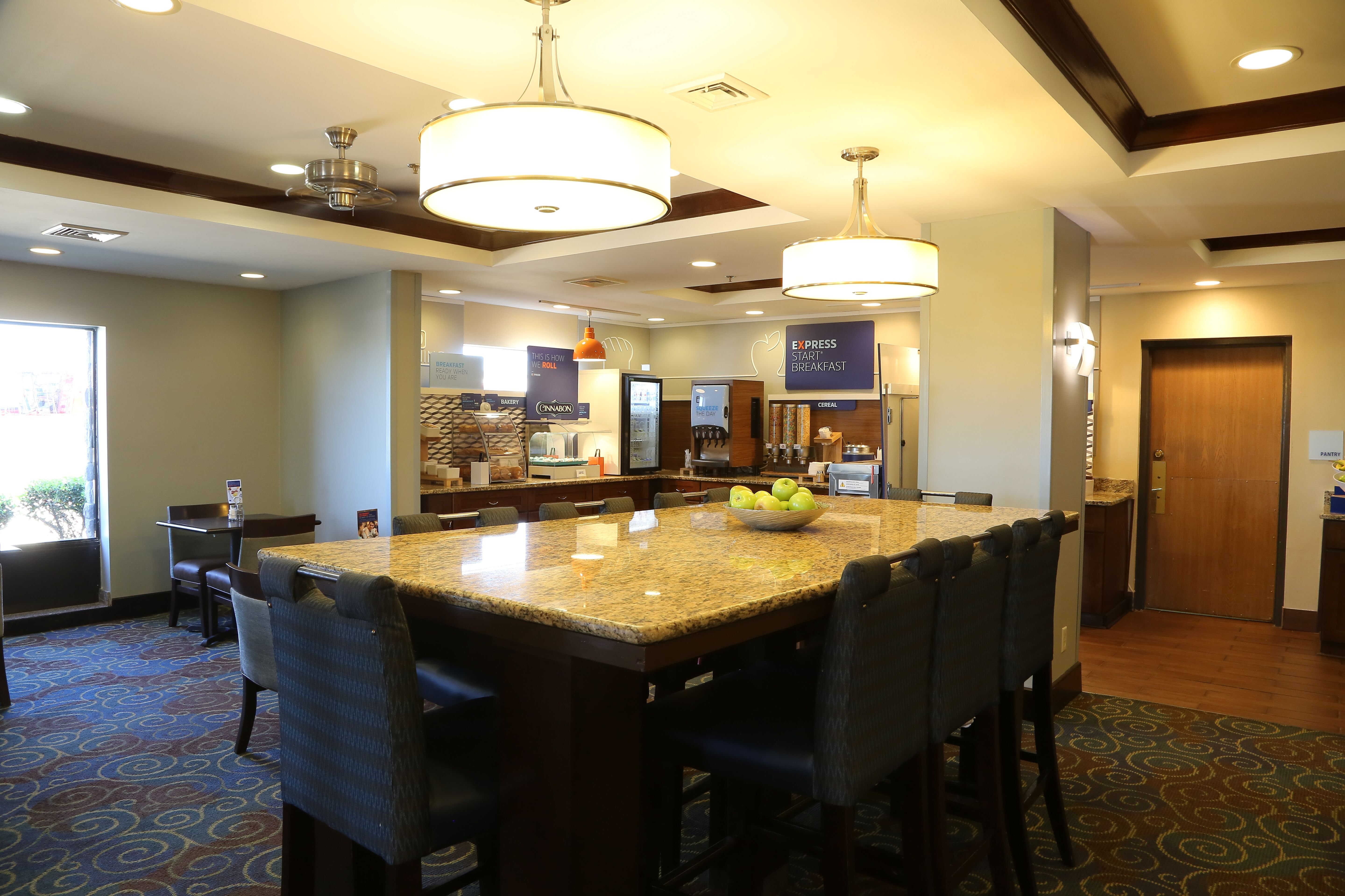 Holiday Inn Express Hotel And Suites Cleveland 33/35