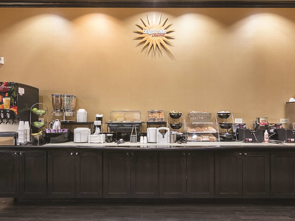 La Quinta Inn and Suites by Wyndham Mt. Pleasant 65/72