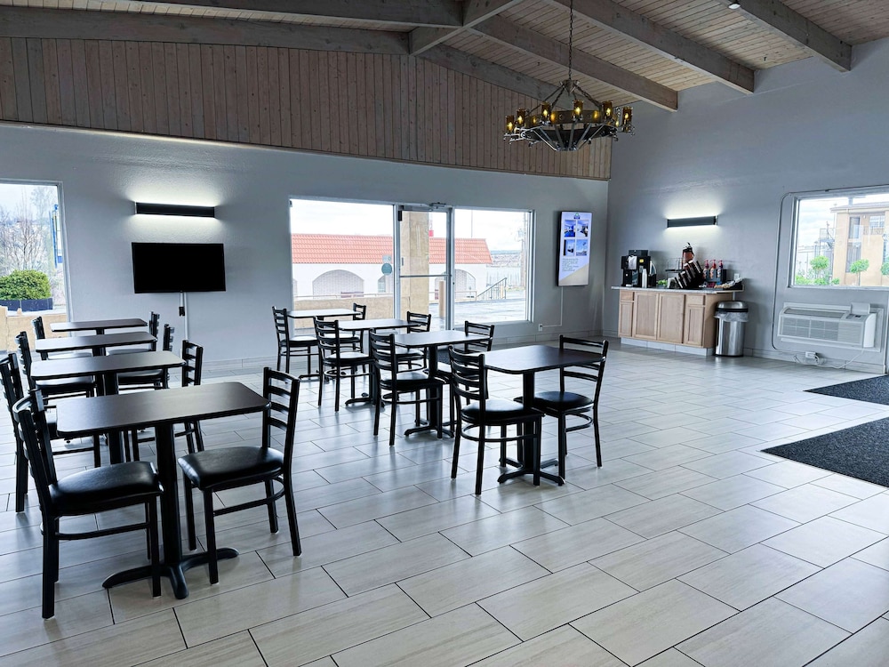 Days Inn & Suites by Wyndham Santa Rosa 19/30