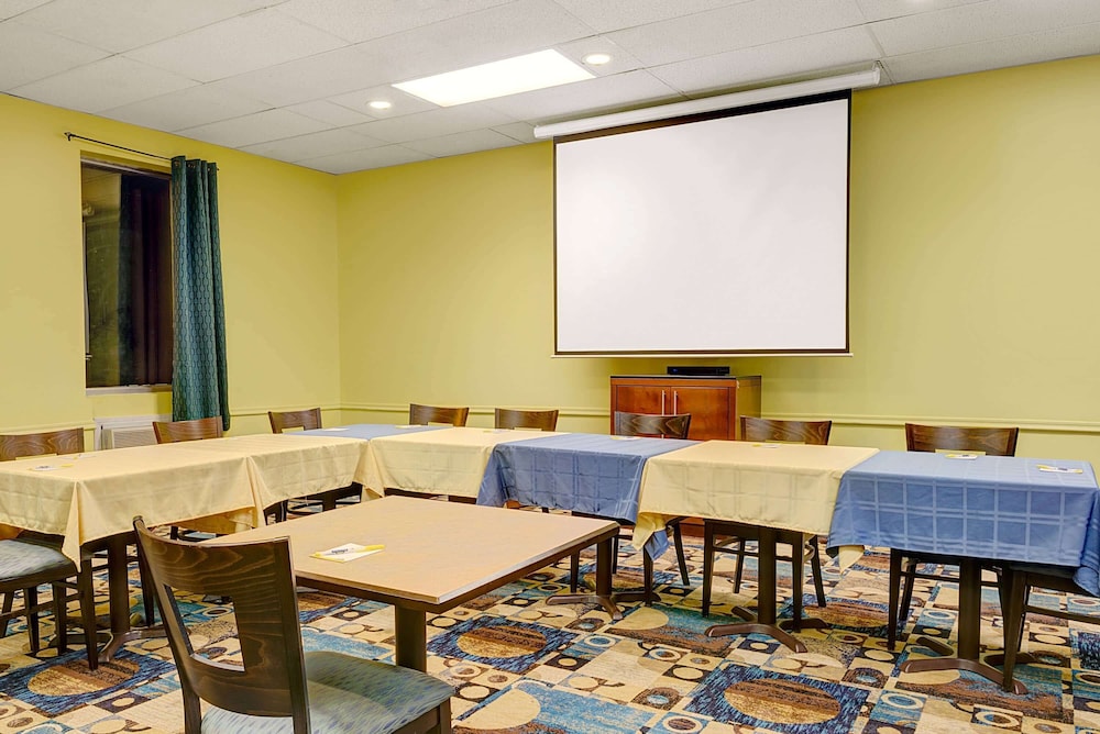 Days Inn by Wyndham Southington 22/25