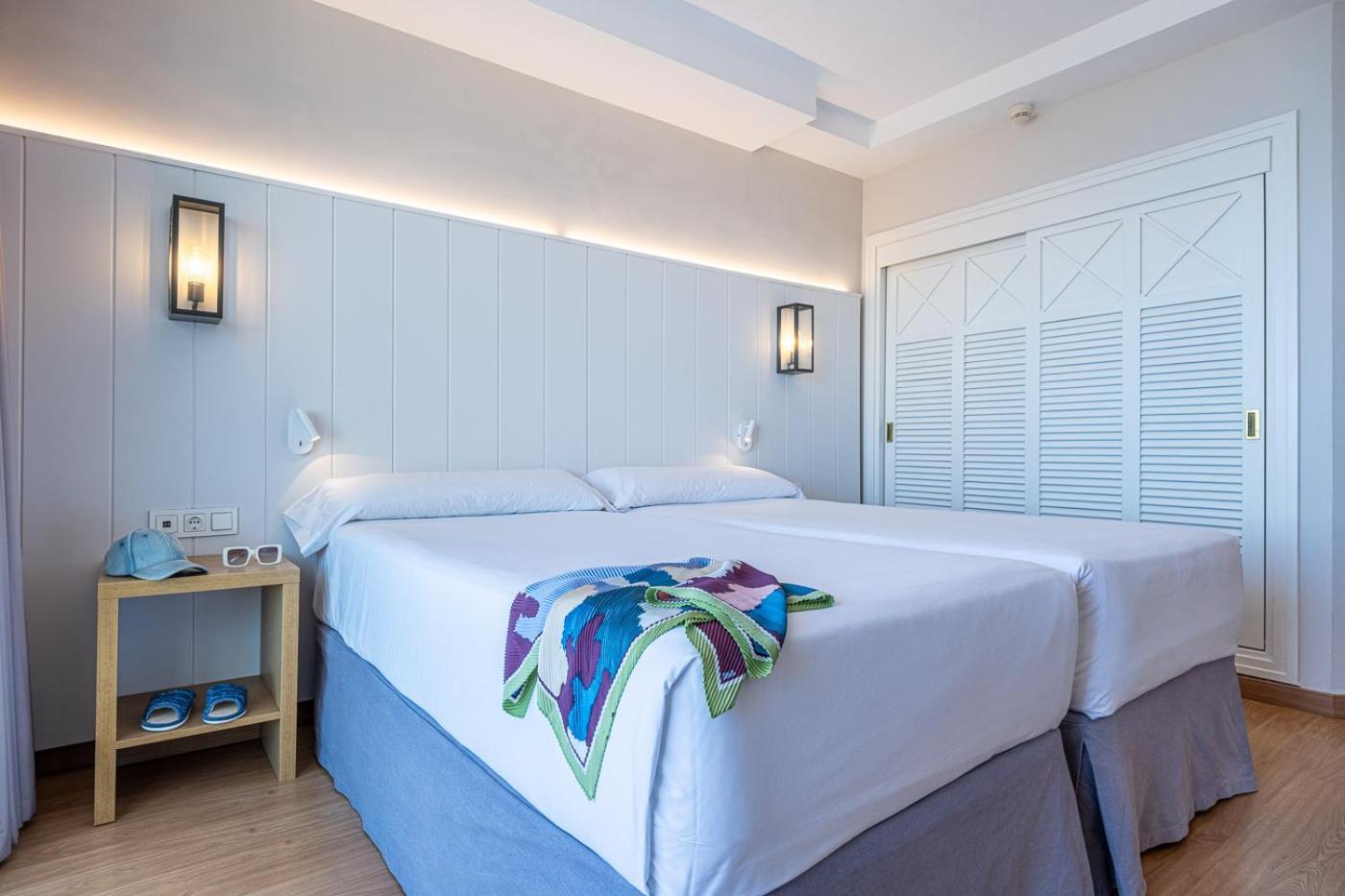 Room, Single, Double Bed, Sea View