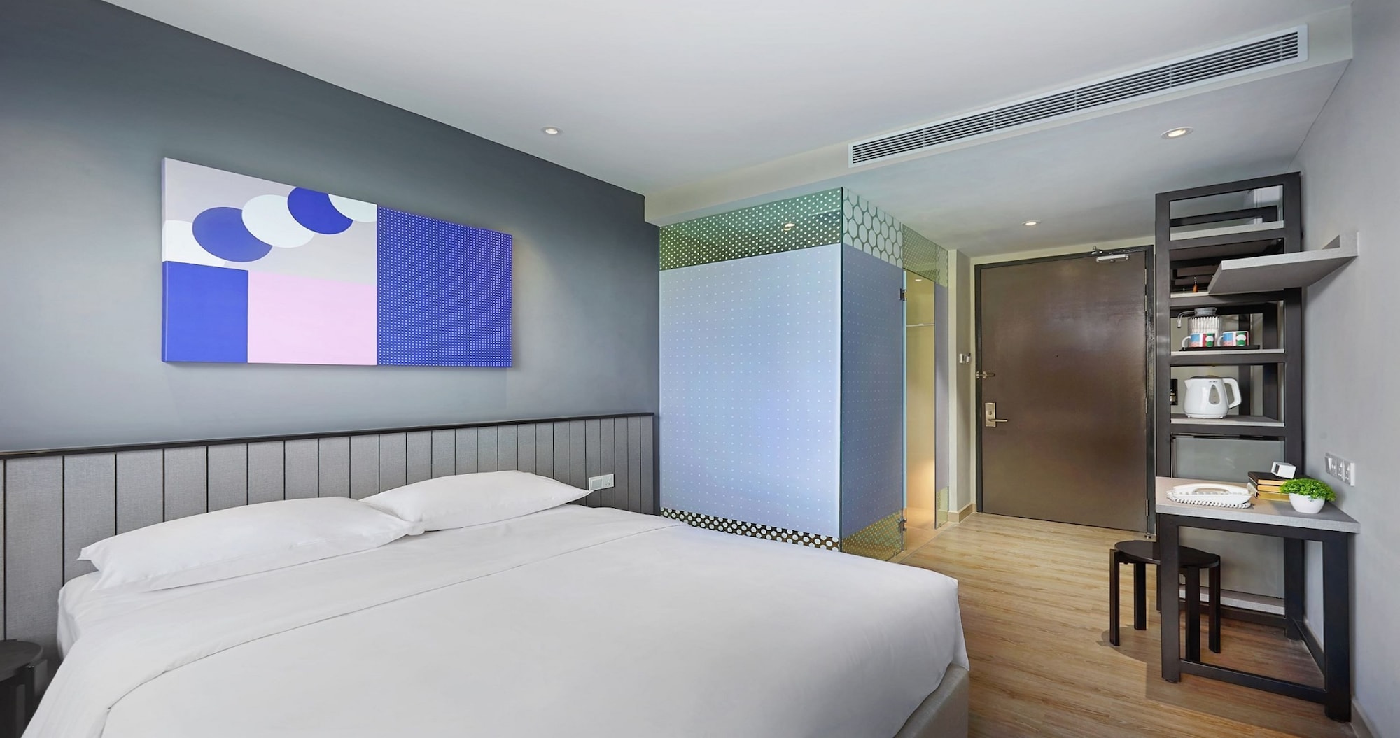 STUDIO, QUEEN BED