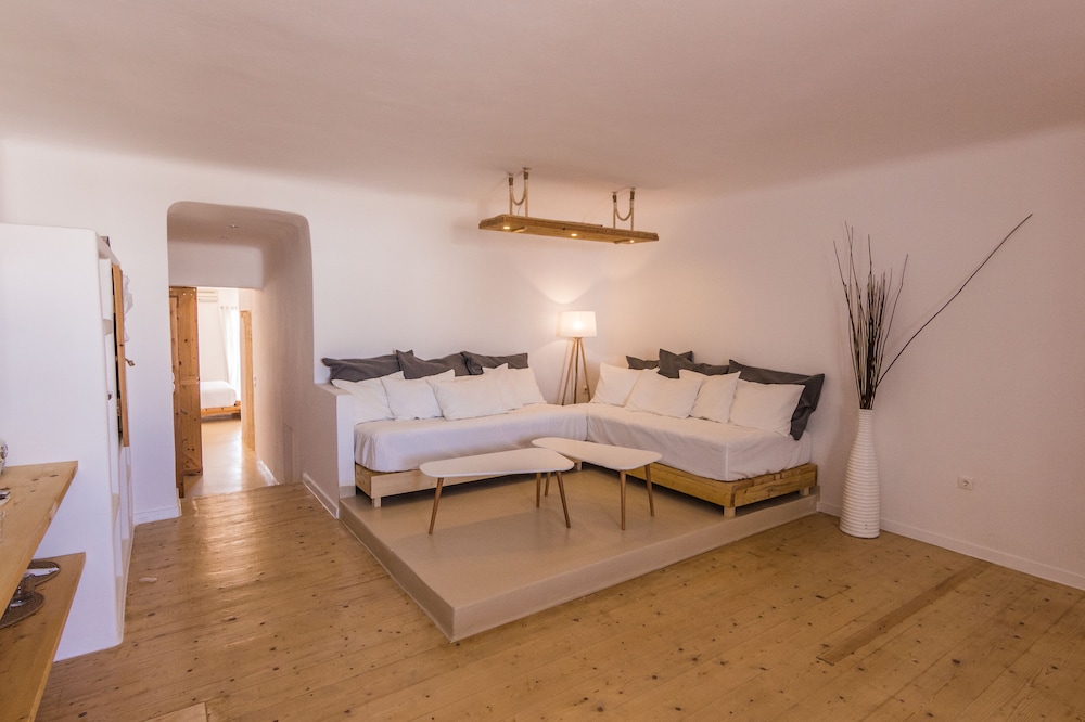 SALT SUITES & EXECUTIVE ROOMS 22/56