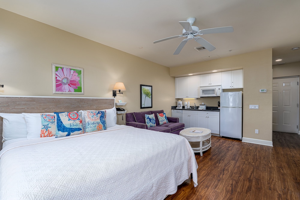 Studio, Suite, King Bed, Pool View, Sofa