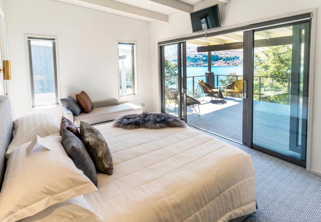 3 Bedrooms, Villa, Lake Front