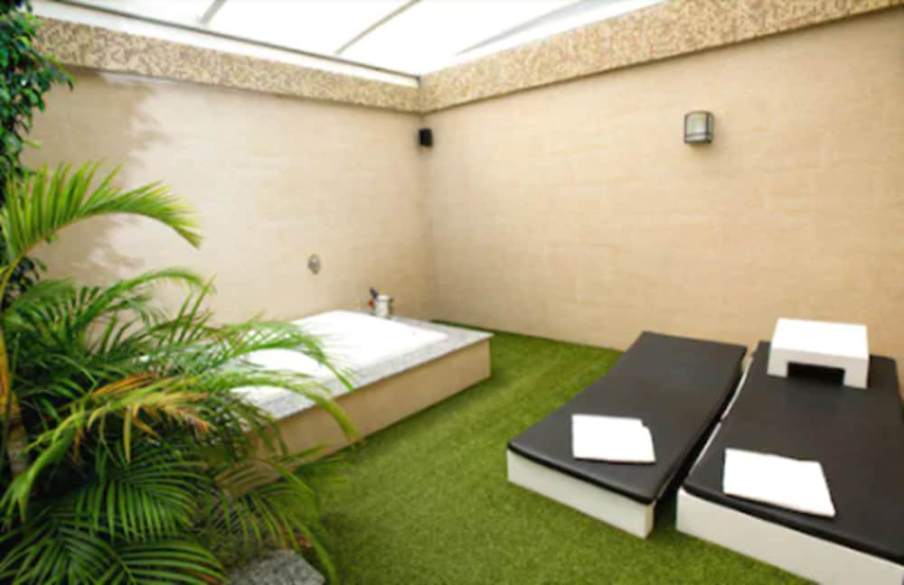 Zouk Hotel 44/50