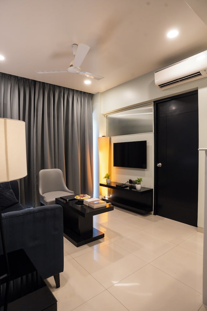 AR Suites Fontana Bay 32/39