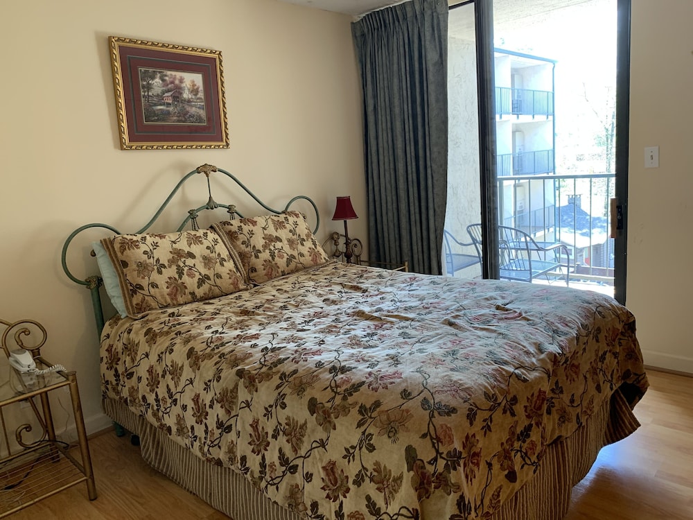 Oak Square Condominiums 14/50