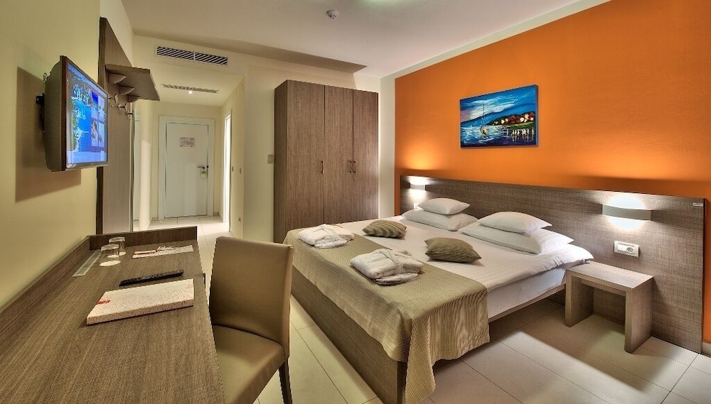 Crvena Luka Family Hotel 55/78