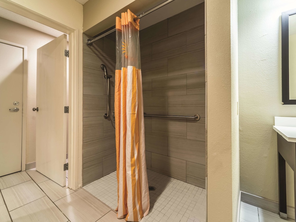 La Quinta Inn & Suites by Wyndham Collinsville - St. Louis 23/42