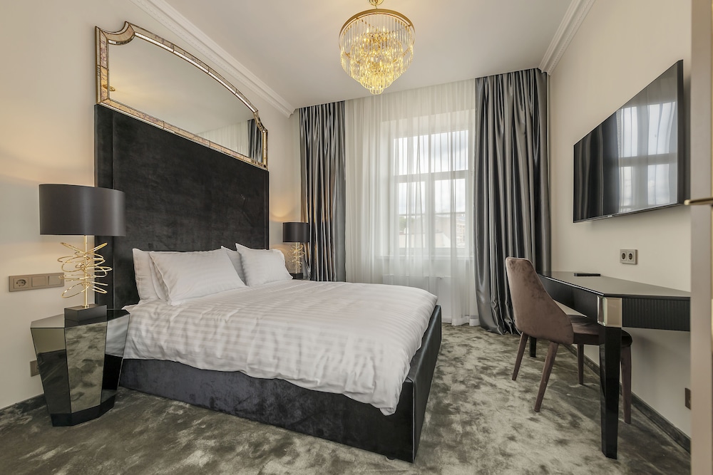 ROYAL, SUITE