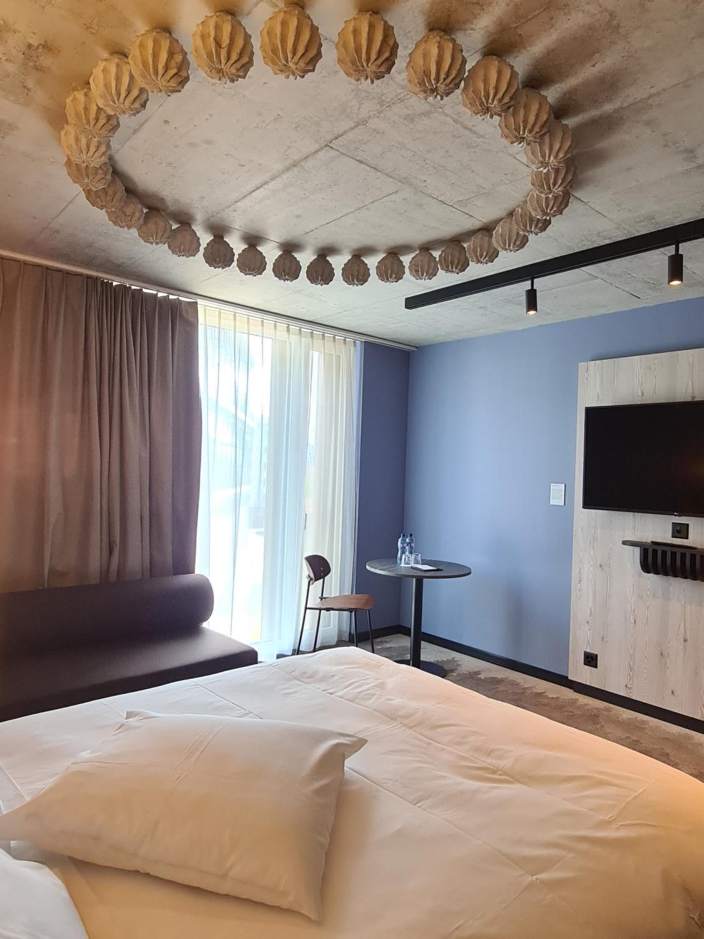 غرفة كلاسيكية سوبيريور بسرير كوين مع أريكة، Mercure Hotel Delemont 3/10