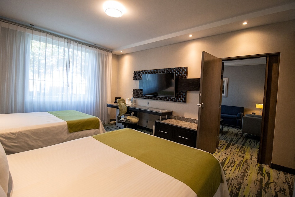 Family, 2 Queen Beds, 2 Bathrooms, Sofa, Ground Floor