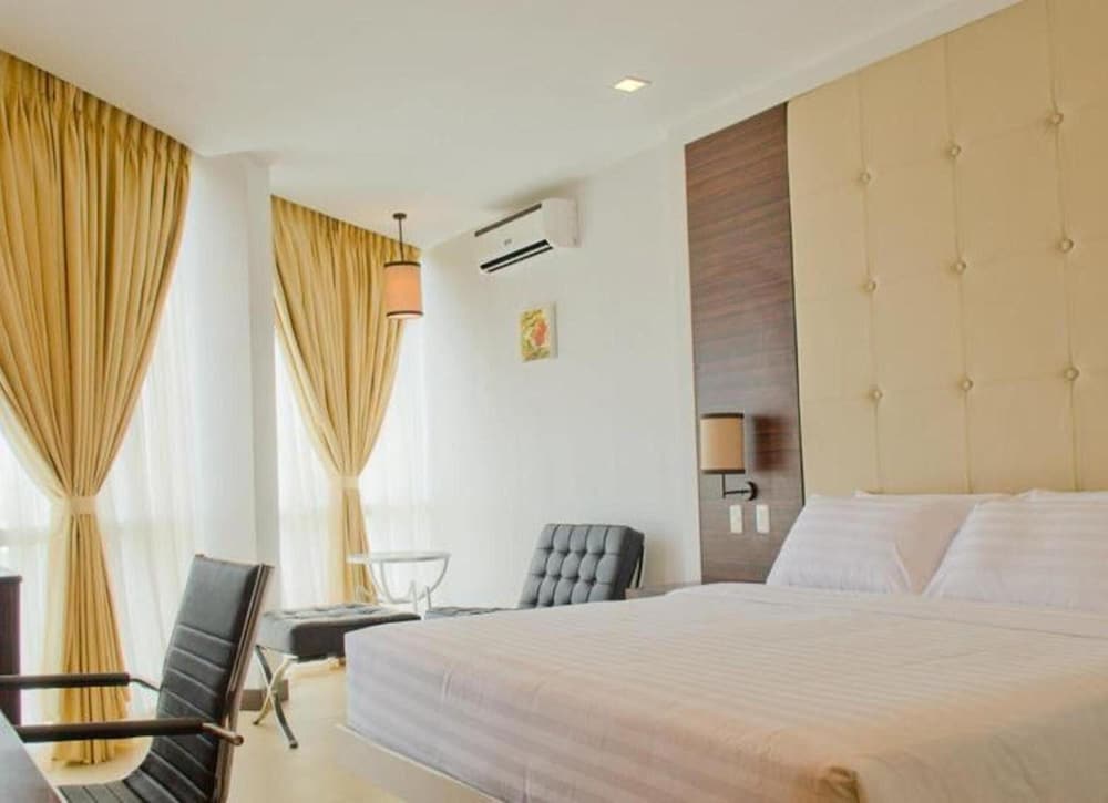 D Hotel And Suites 25/50