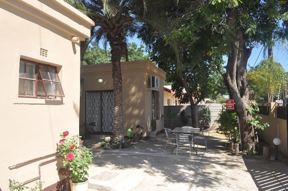 Crown Guest Lodge 23/25