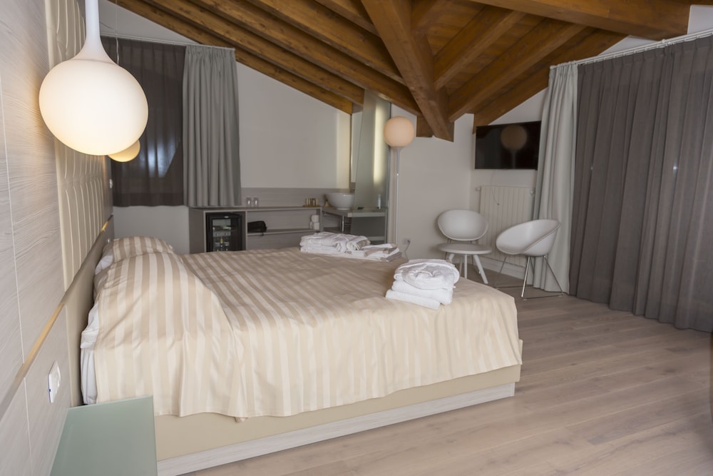 White Angel Hotel 47/48