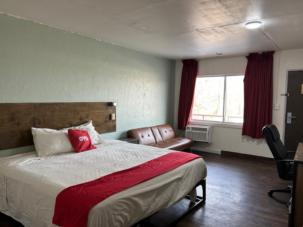OYO Hotel Downtown Peoria I-74 6/58