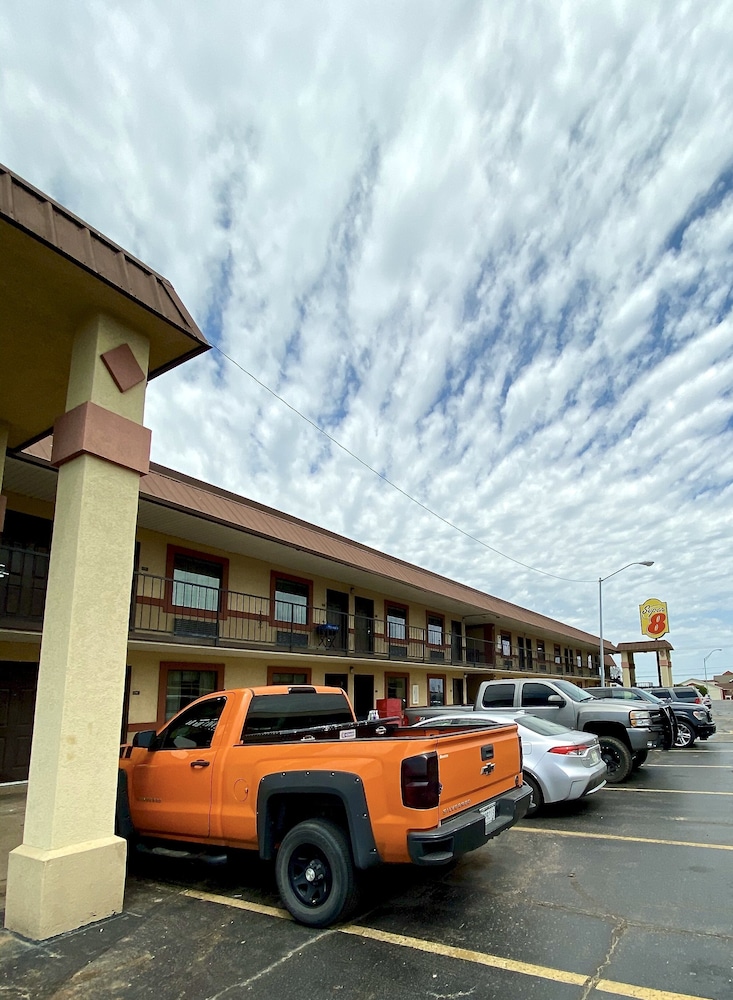 Super 8 By Wyndham Shawnee 3/48