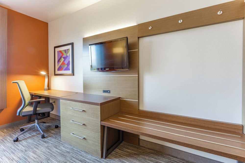 Holiday Inn Express Rockford Loves Park 57/65