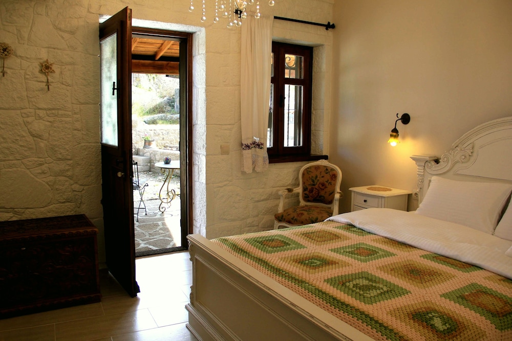 BASIC, DELUXE, DOUBLE BED