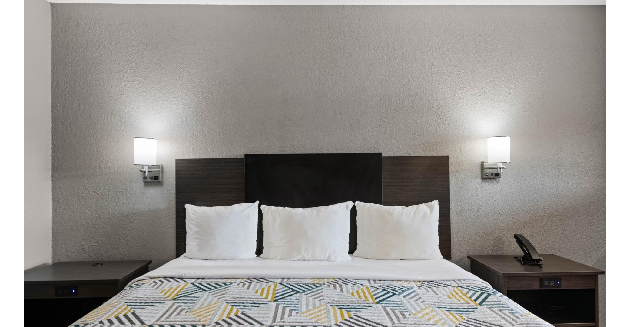 1 King Bed - Mob Acc RI Shwr Nsmk Micfridg