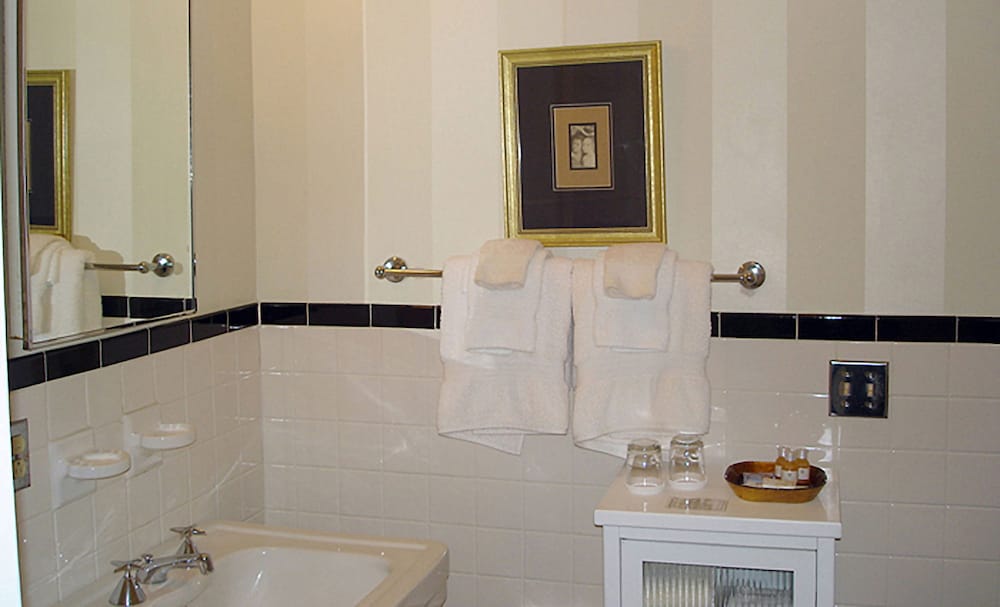 Morgan State House Inn 48/50