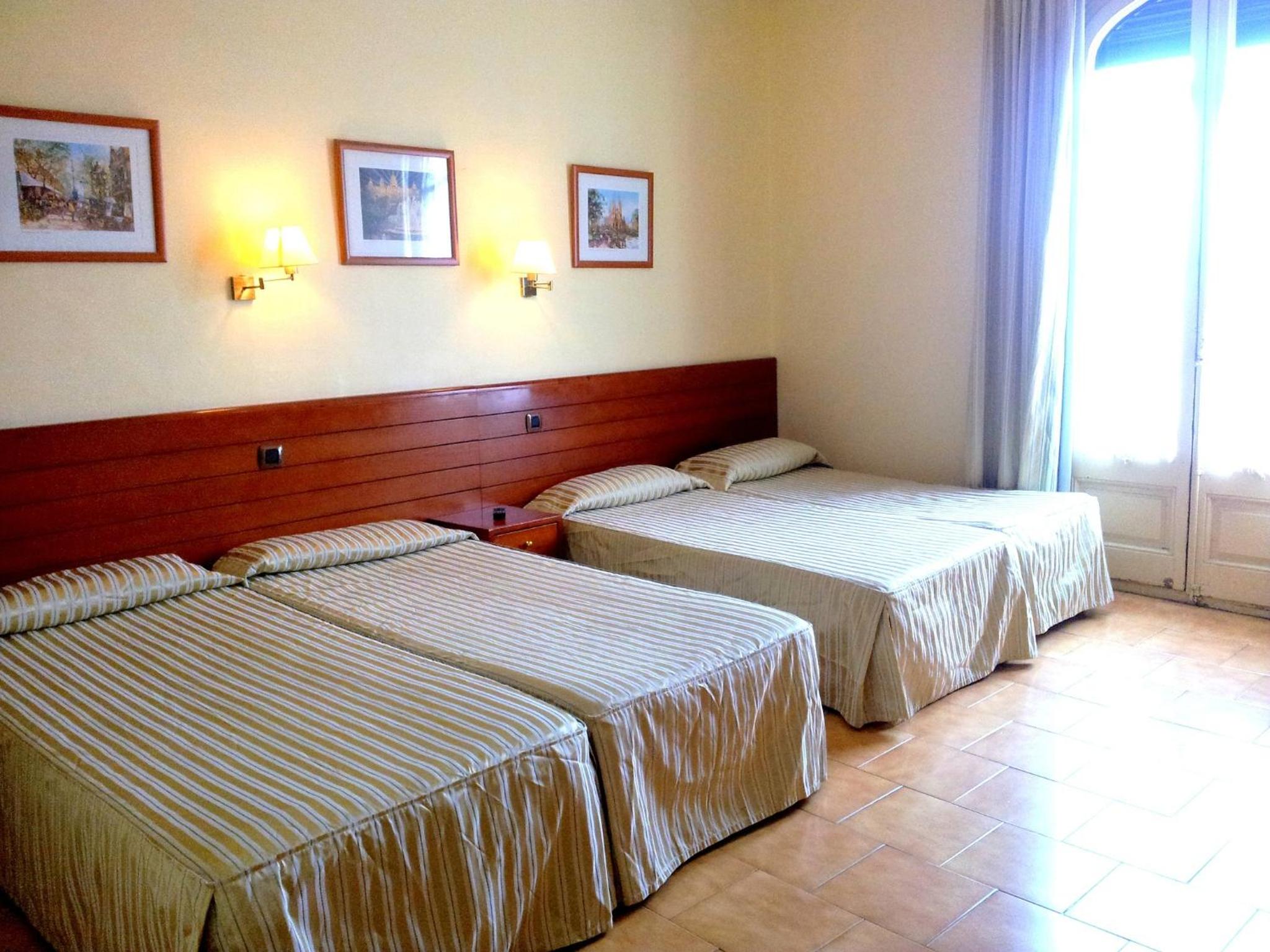 غرفة بسريرين منفصلين مع سرير إضافي، Hotel Toledano Ramblas 2/5
