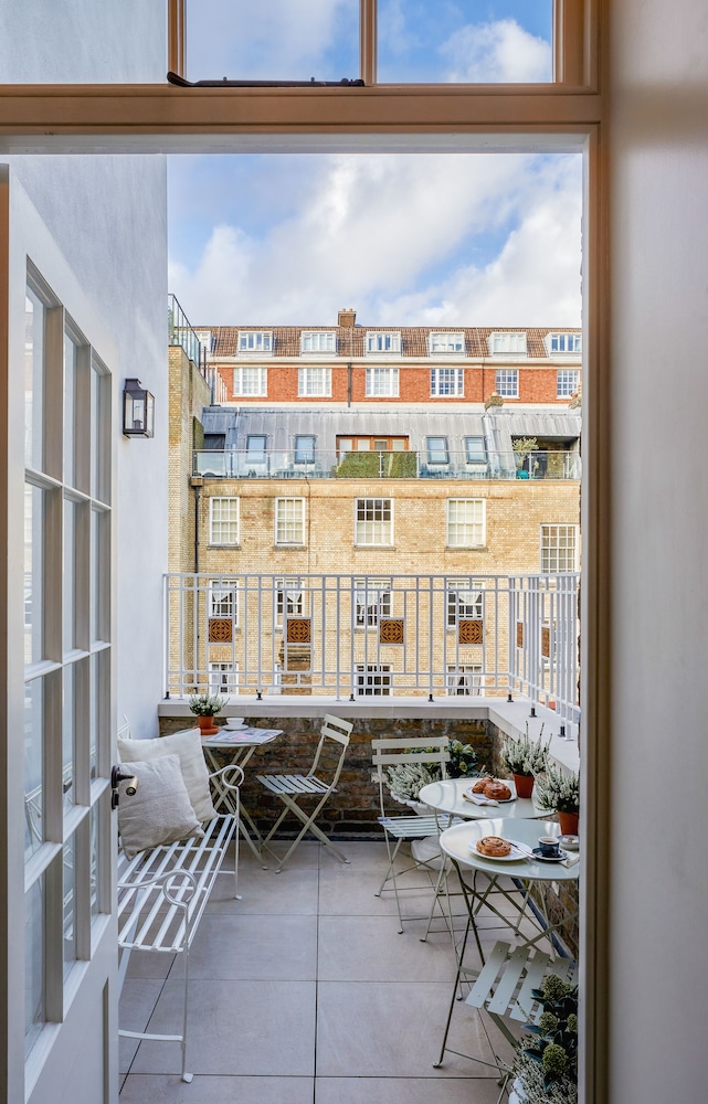 Henry's Townhouse 33/53