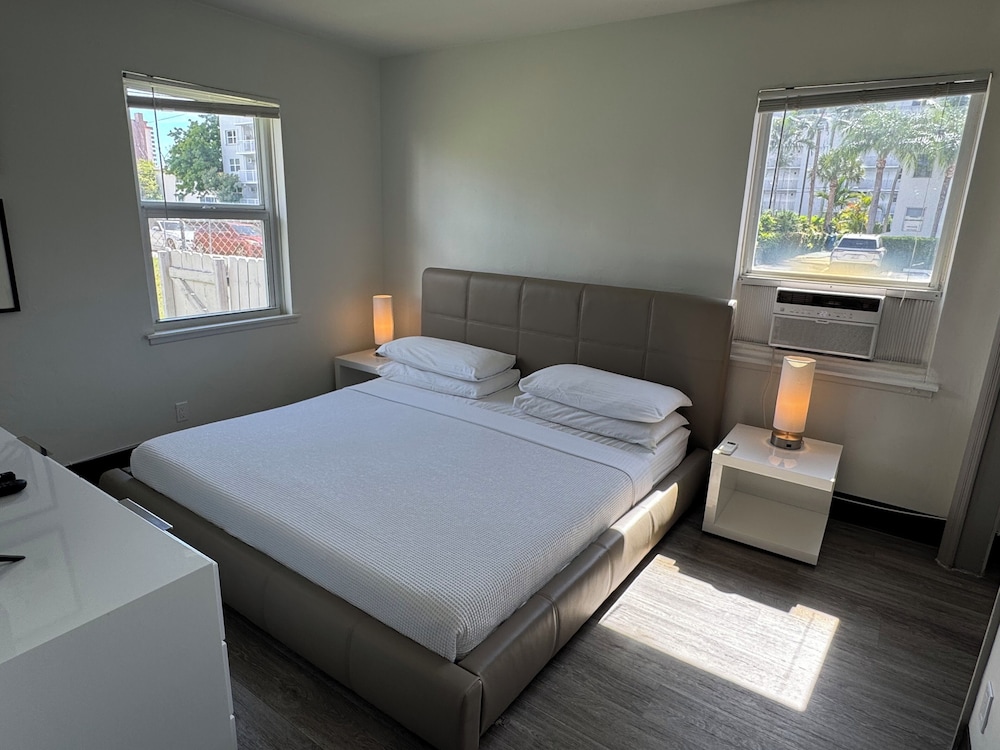 2 Bedrooms, Suite, King Bed, 2 Queen Beds, Sofa, Traditional Building